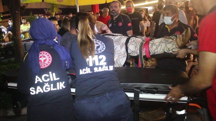 Adana'da kazada otomobilde sıkışan sürücü ile hamile eşi itfaiye ekiplerince kurtarıldı G3