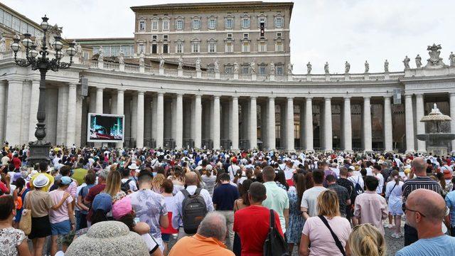 Papa Francesco, ameliyata girmeden önce Vatikan'da ziyaretçilere hitap etti.