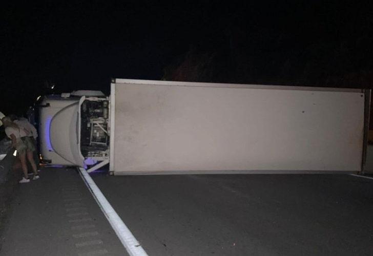 Faciadan dönüldü! Freni boşaldı, araç konvoyunu görünce kamyonunu yan yatırdı G1