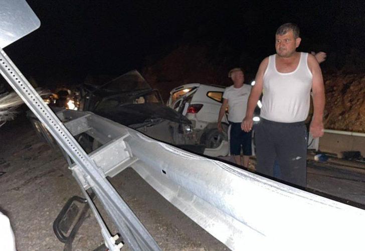 Faciadan dönüldü! Freni boşaldı, araç konvoyunu görünce kamyonunu yan yatırdı G3