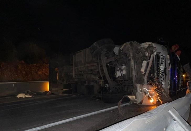 Faciadan dönüldü! Freni boşaldı, araç konvoyunu görünce kamyonunu yan yatırdı G5