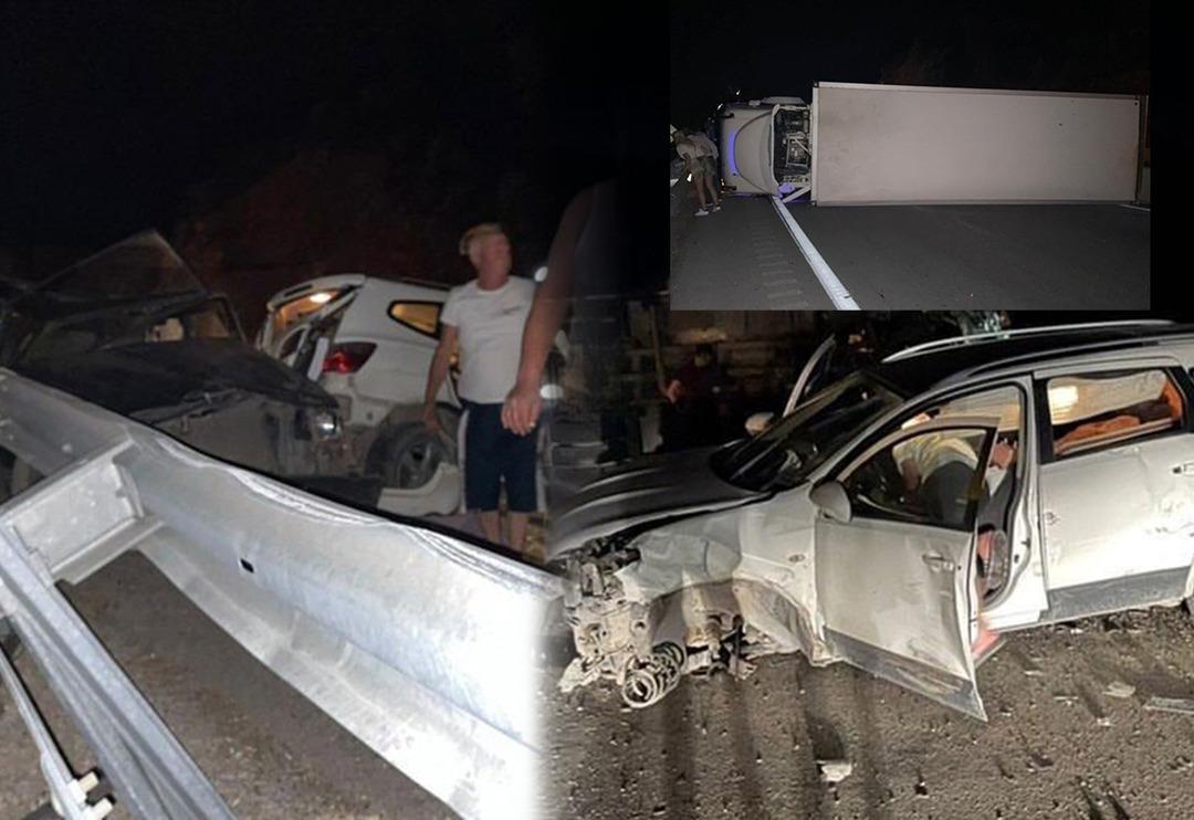 Faciadan d&ouml;n&uuml;ld&uuml;! Freni boşaldı, ara&ccedil; konvoyunu g&ouml;r&uuml;nce kamyonunu yan yatırdı