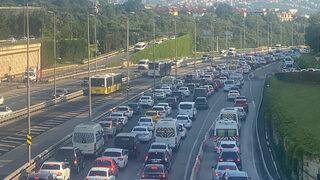 İstanbul'da trafik yoğunluğu! Trafik durma noktasına geldi