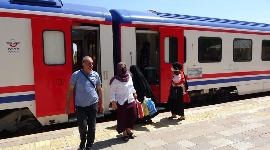 Yeniden başlayan tren seferleri vatandaşı sevindirdi