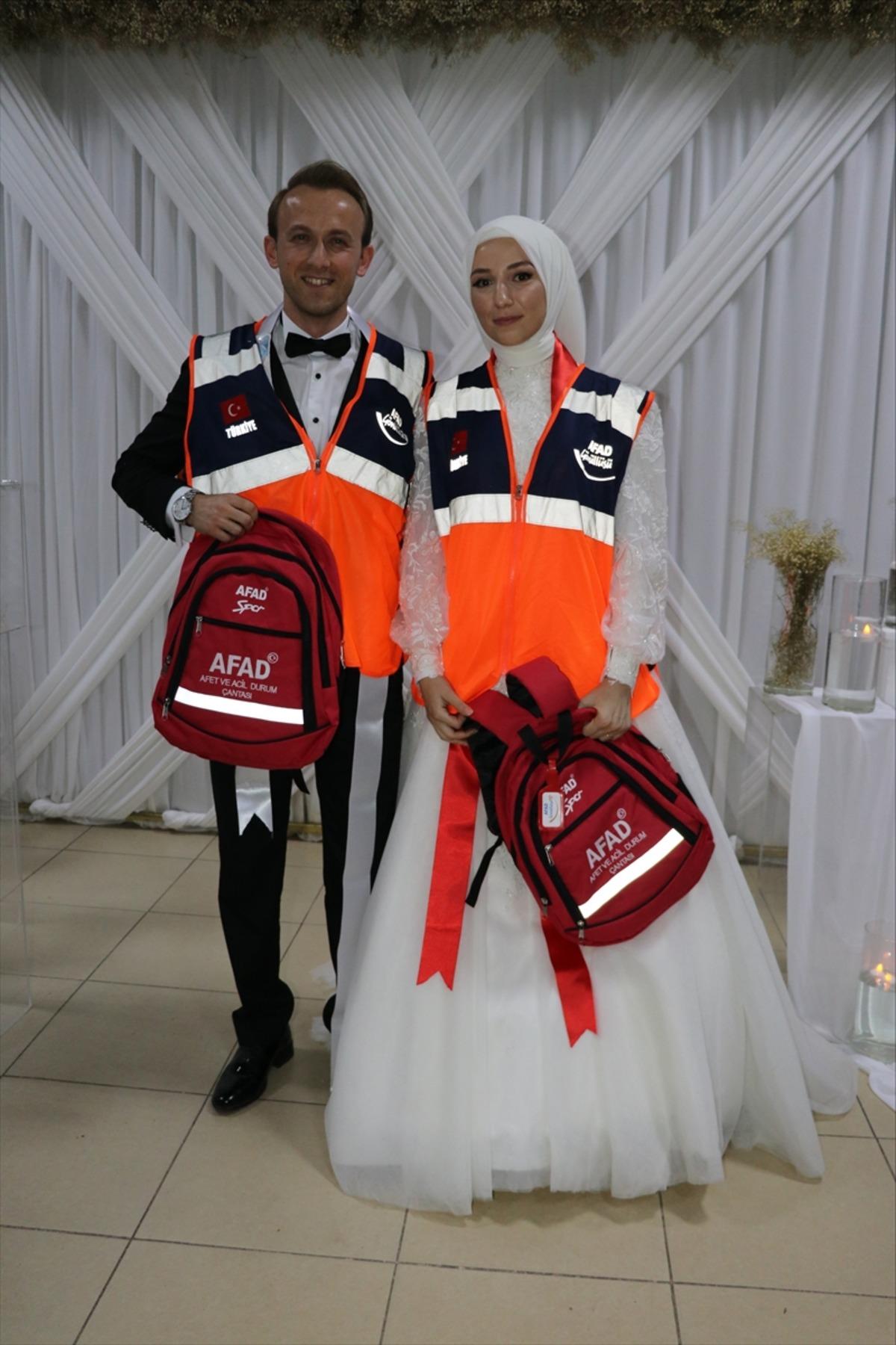 Bolu'da AFAD g&ouml;n&uuml;ll&uuml;s&uuml; gelin ve damadın takısı "Afet ve acil durum &ccedil;antası" oldu