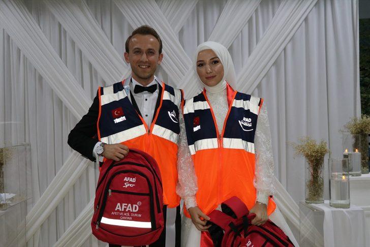 Bolu'da AFAD gönüllüsü gelin ve damadın takısı "Afet ve acil durum çantası" oldu G2