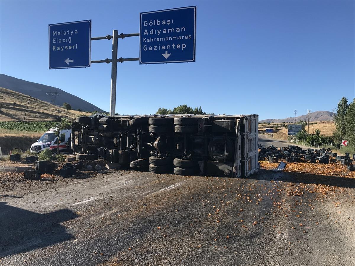 Malatya'da kayısı y&uuml;kl&uuml; kamyon devrildi: 1 &ouml;l&uuml;, 2 yaralı