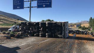 Malatya'da kayısı yüklü kamyon devrildi: 1 ölü, 2 yaralı