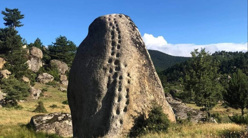 21 basamaklı kaya görenleri şaşırtıyor! Tırmanışa hazır bekliyor