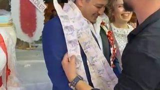 Düğününde bin tane 5 lira taktılar! Sebebi bakın ne çıktı