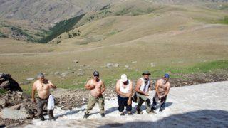 Yazın ortasında kar banyosu! Sıcaktan bunalan Erzurumlular, kar banyosuyla serinledi