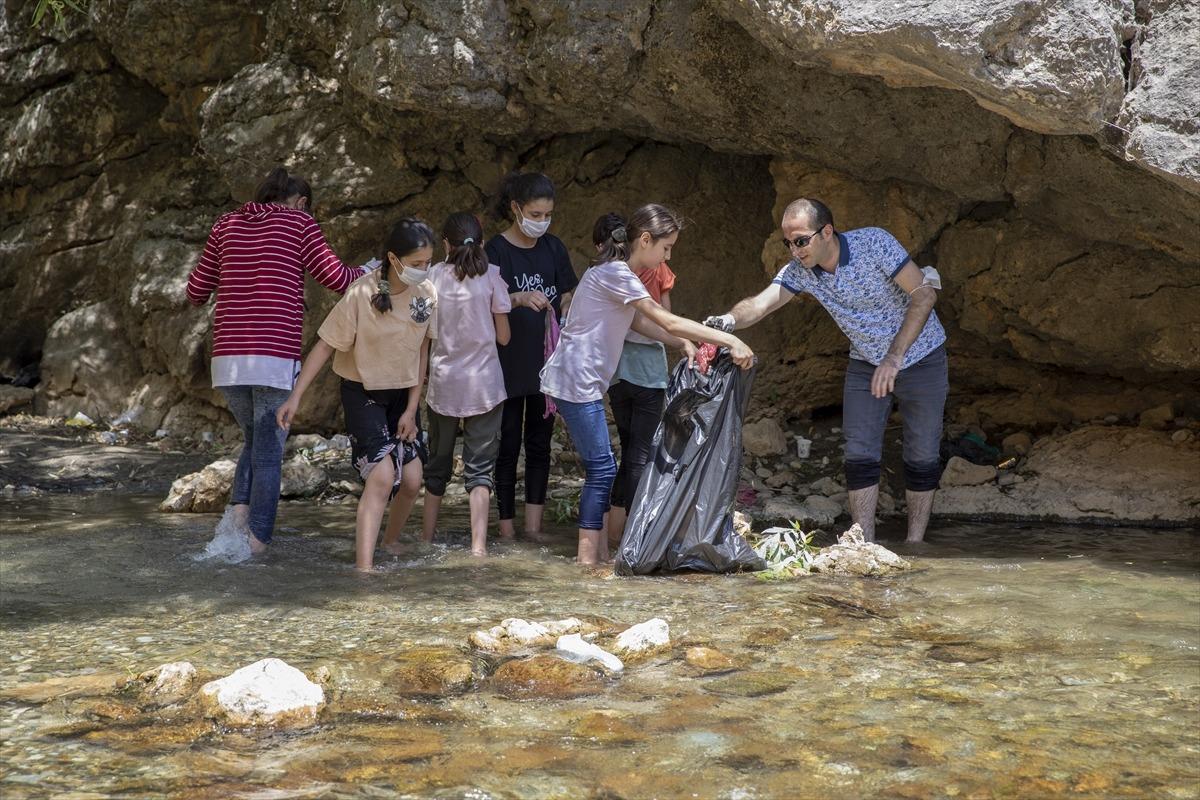 Diyarbakır &Ccedil;ermik'te tarihi mekanların &ccedil;&ouml;pleri g&ouml;n&uuml;ll&uuml;lerin eliyle temizleniyor