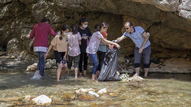 Diyarbakır Çermik'te tarihi mekanların çöpleri gönüllülerin eliyle temizleniyor