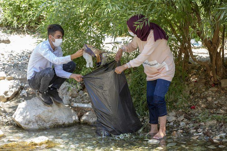 Diyarbakır Çermik'te tarihi mekanların çöpleri gönüllülerin eliyle temizleniyor G4