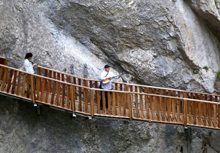 Kazak sanatçı Musayev 3 kilometrelik Horma Kanyonu'nu dombra çalıp türkü söyleyerek geçti G2