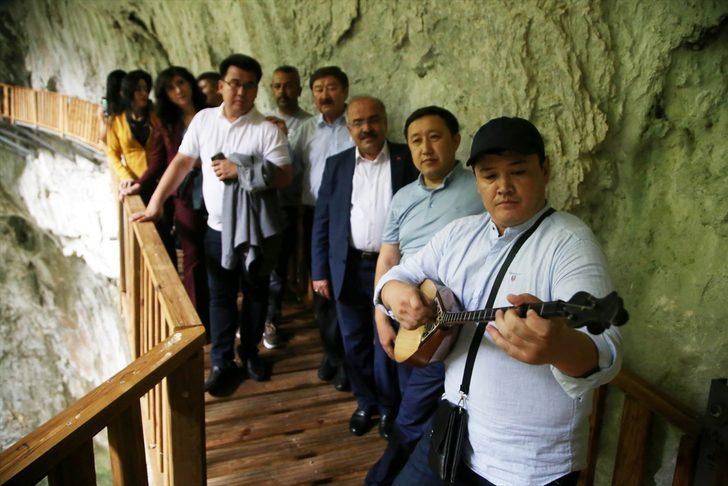 Kazak sanatçı Musayev 3 kilometrelik Horma Kanyonu'nu dombra çalıp türkü söyleyerek geçti G3