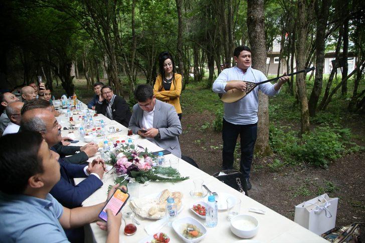 Kazak sanatçı Musayev 3 kilometrelik Horma Kanyonu'nu dombra çalıp türkü söyleyerek geçti G4