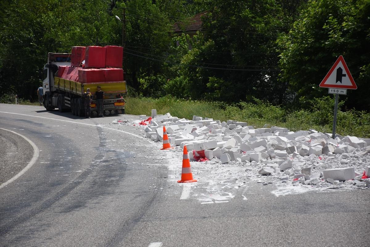 Bartın'da tırın dorsesinden yola d&ouml;k&uuml;len gaz beton malzemesi ulaşımı aksattı