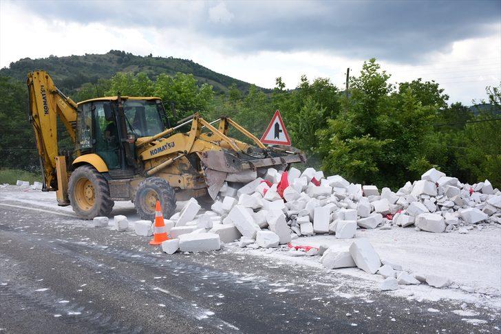 Bartın'da tırın dorsesinden yola dökülen gaz beton malzemesi ulaşımı aksattı G2