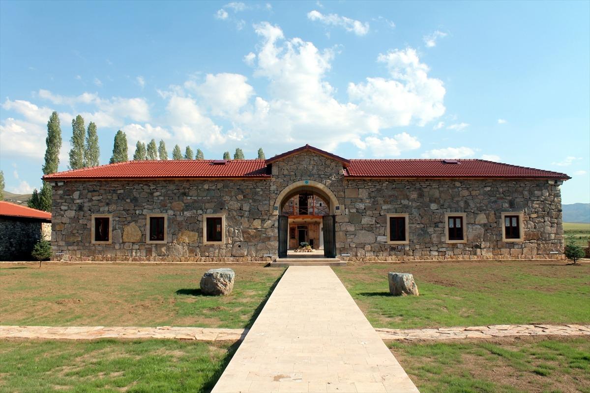 &Ouml;d&uuml;ll&uuml; m&uuml;zenin ziyaret&ccedil;ileri Sel&ccedil;uklu mimarisi &ouml;rnek alınarak yapılan handa ağırlanacak