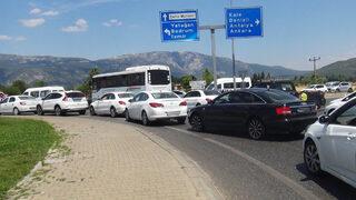 Tatilci akını! Erken geldiler, trafik felç oldu
