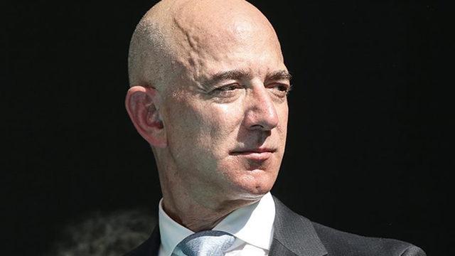 Amazon CEO'su Jeff Bezos bugün görevinden ayrıldı