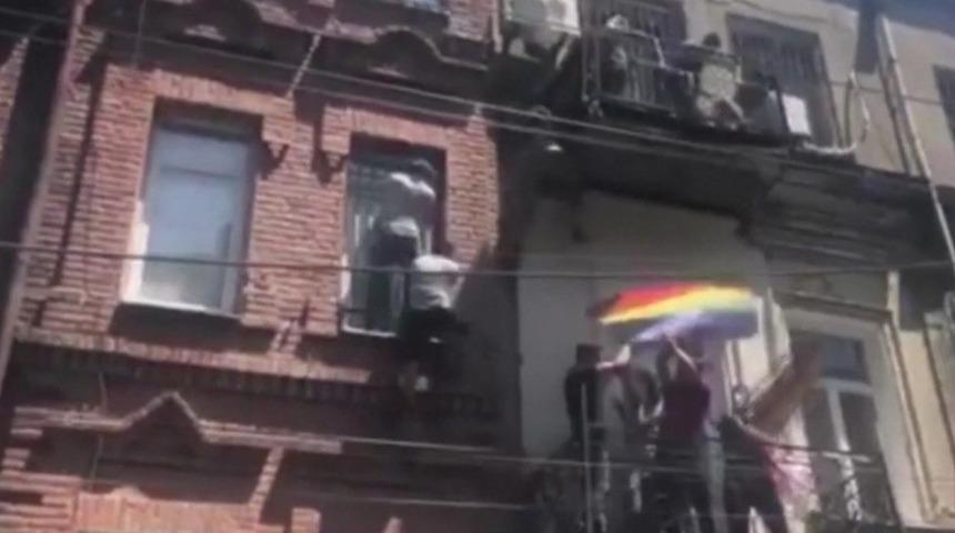 Tiflis'te aşırı sağcılar Onur Y&uuml;r&uuml;y&uuml;ş&uuml; ofisini bastı, LGBTİ+'ları ve gazetecileri darp etti