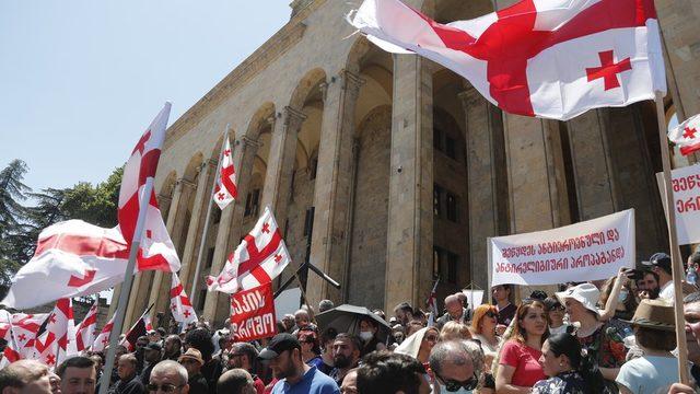 Tiflis te aşırı sağcılar Onur Y&uuml;r&uuml;y&uuml;ş&uuml; ofisini bastı, LGBTİ+ ları ve gazetecileri darp etti 2