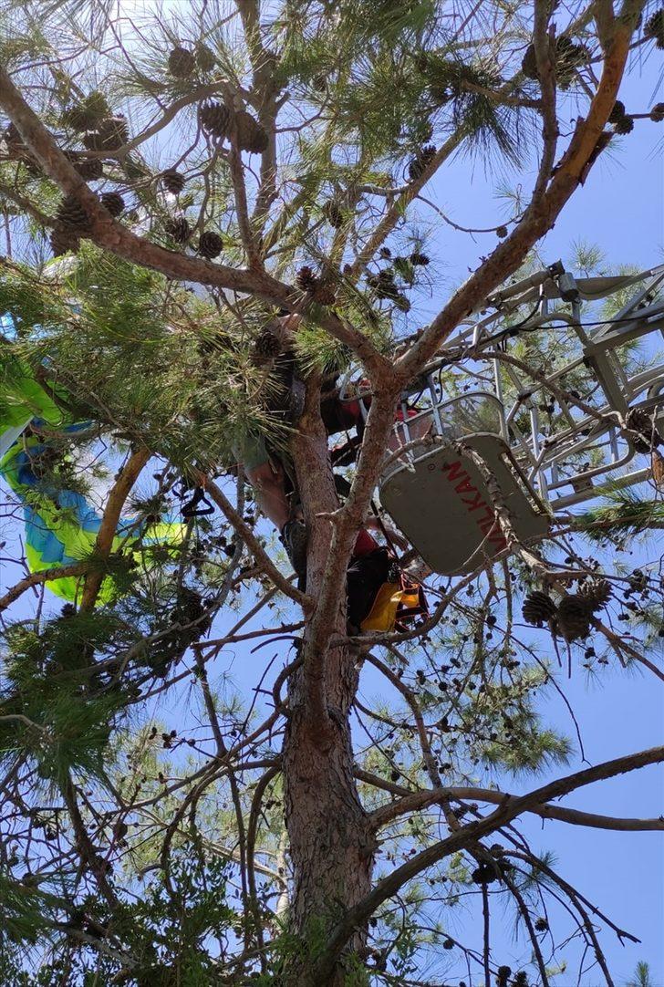 Fethiye'de yamaç paraşütü ağaca dolandığı için mahsur kalan pilot ile birlikte uçtuğu kişi kurtarıldı G2