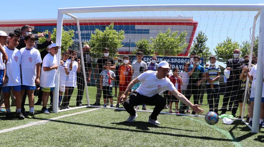 Bakan Selçuk çocuklarla oyunlar oynadı