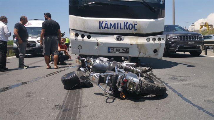 Kocaeli'de otomobile çarpan motosiklet yolcu otobüsünün altına girdi: 2 yaralı G1