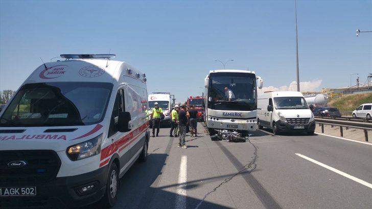 Kocaeli'de otomobile çarpan motosiklet yolcu otobüsünün altına girdi: 2 yaralı G2