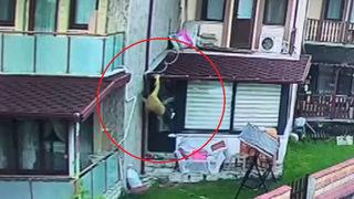 Evine giren tacizciyi son anda fark ederek komşularına sığındı