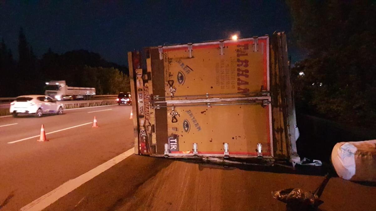 Anadolu Otoyolu'nda devrilen tırda sıkışan kişi itfaiye ekiplerince kurtarıldı