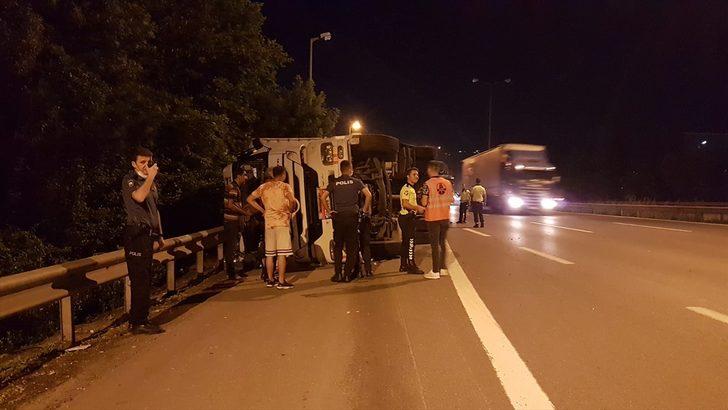 Anadolu Otoyolu'nda devrilen tırda sıkışan kişi itfaiye ekiplerince kurtarıldı G2