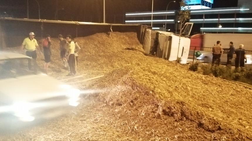 Afyonkarahisar'da talaş yüklü tır devrildi: 1 yaralı