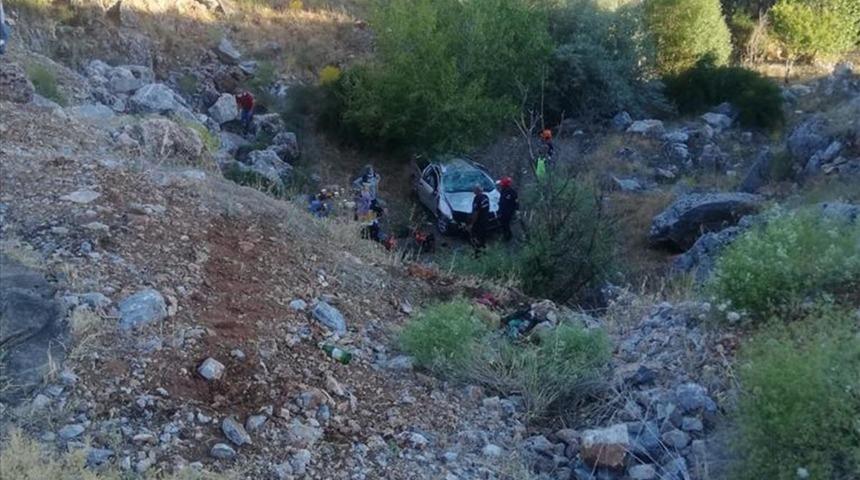 Malatya'da otomobil dereye devrildi: 1 ölü, 1 yaralı