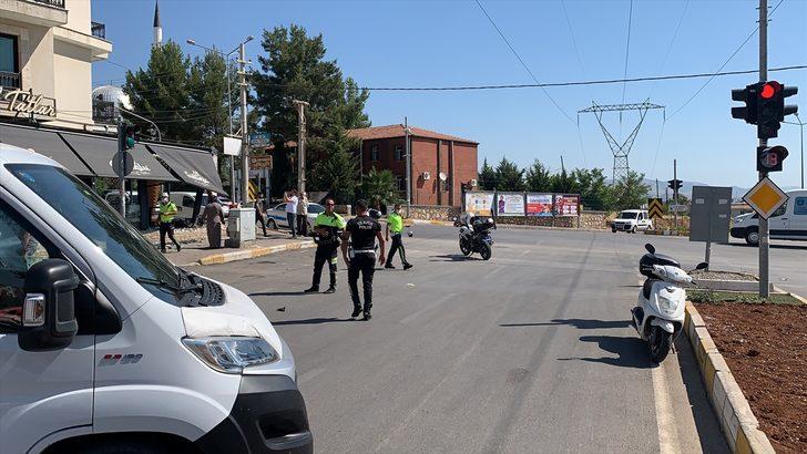 Adıyaman'da otomobil kaldırımda yürüyen yayalara çarptı: 4 yaralı G2