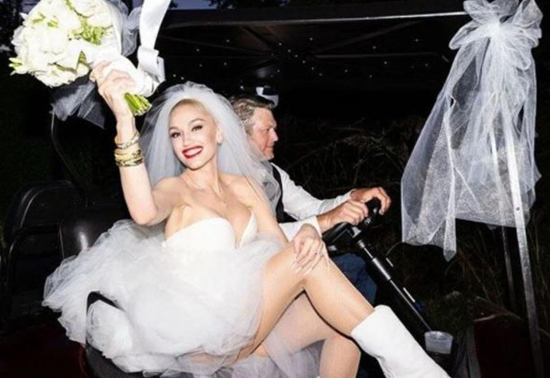 Gwen Stefani ile Blake Shelton evlendi! Gwen Stefani gelinliğiyle dikkat &ccedil;ekti