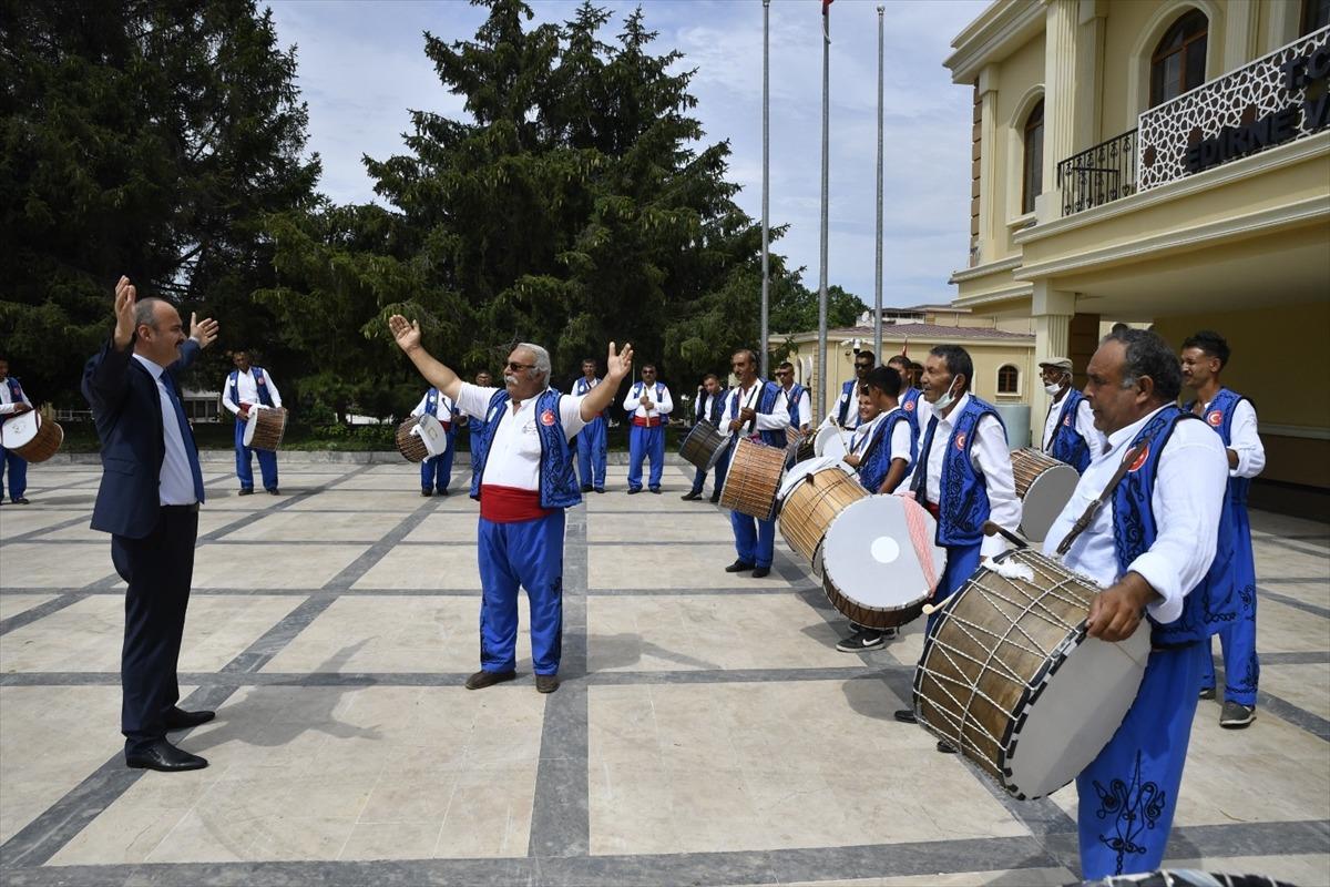 Kırkpınar davul zurna ekibi Vali Canalp'i g&uuml;reşlere Bolu t&uuml;rk&uuml;s&uuml;yle davet etti