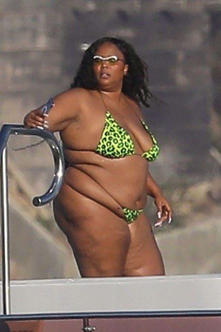 Lizzo'ya bikinisi dar geldi! Neredeyse yok G1