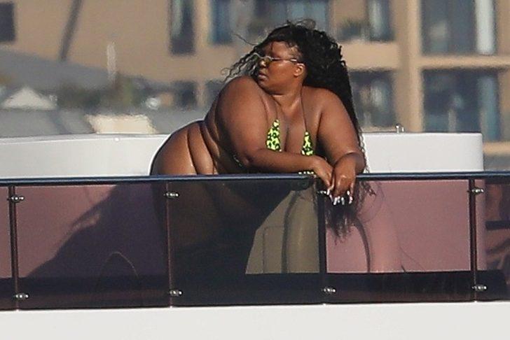 Lizzo'ya bikinisi dar geldi! Neredeyse yok G4