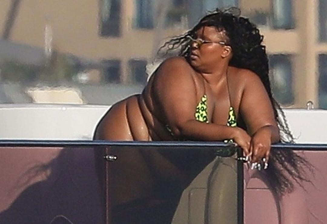 Lizzo'ya bikinisi dar geldi! Neredeyse yok