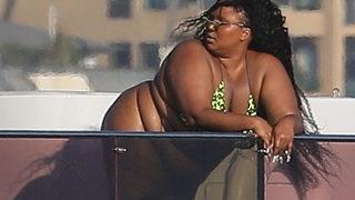 Lizzo'ya bikinisi dar geldi! Neredeyse yok
