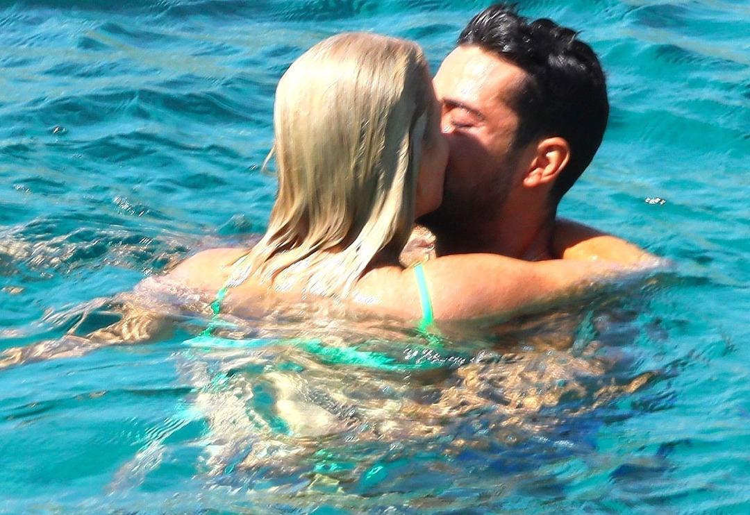 Caroline Stanbury 19 yaş k&uuml;&ccedil;&uuml;k sevgilisiyle Ege'de aşka geldi