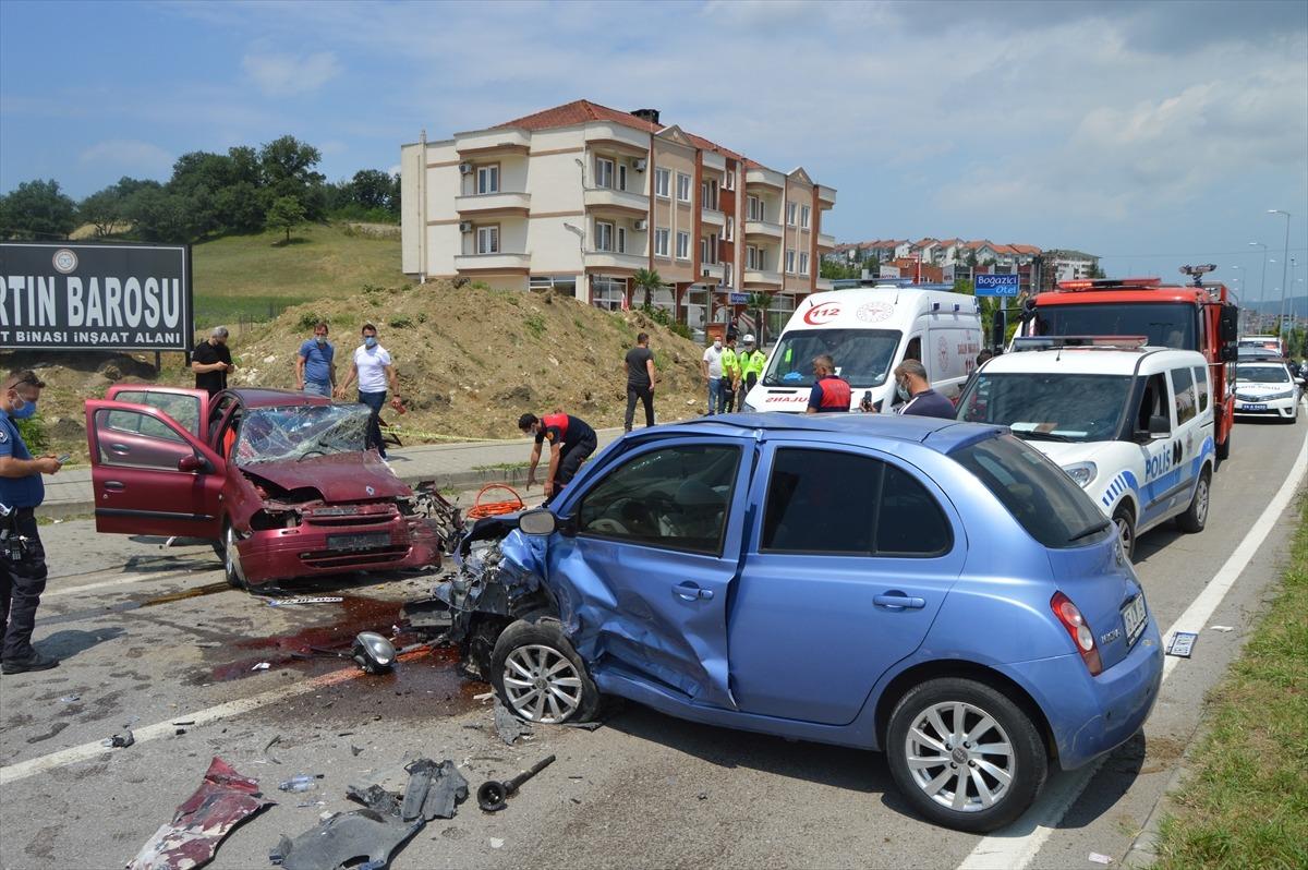 Bartın'da iki otomobil &ccedil;arpıştı: 1 &ouml;l&uuml;, 1 yaralı