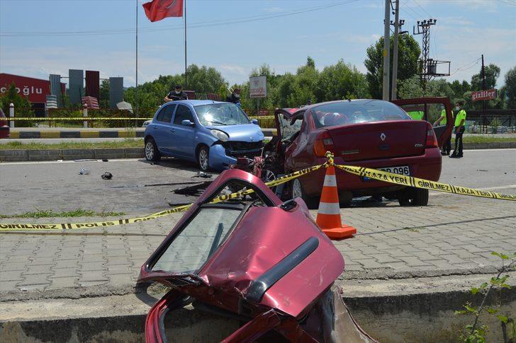 Bartın'da iki otomobil çarpıştı: 1 ölü, 1 yaralı G2