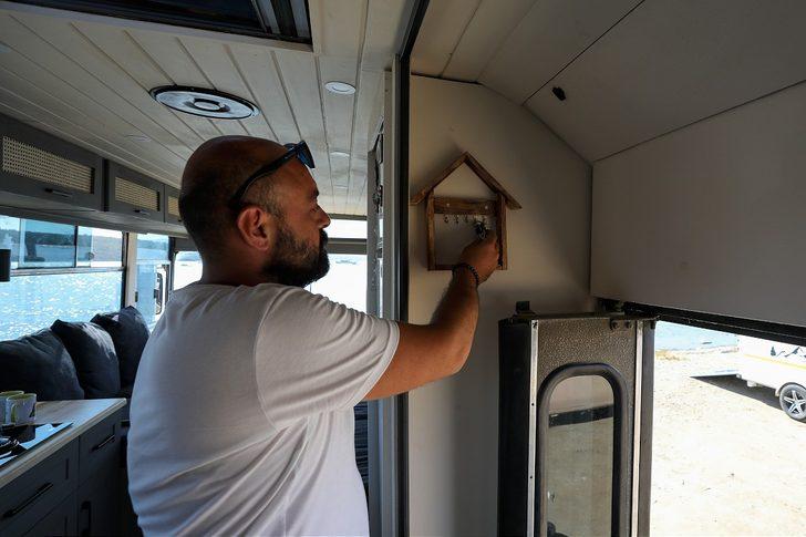 İş seyahatine çıkmaktan sıkılan çift şaşırtıcı bir çözüm üretti! Otobüsü eve çevirerek yaşamaya başladılar G1