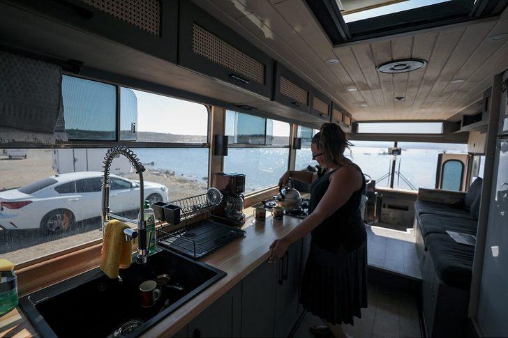 İş seyahatine çıkmaktan sıkılan çift şaşırtıcı bir çözüm üretti! Otobüsü eve çevirerek yaşamaya başladılar G3