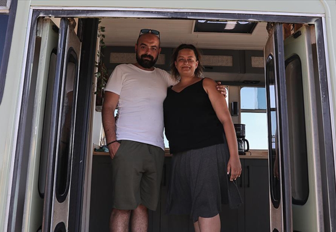 İş seyahatine &ccedil;ıkmaktan sıkılan &ccedil;ift şaşırtıcı bir &ccedil;&ouml;z&uuml;m &uuml;retti! Otob&uuml;s&uuml; eve &ccedil;evirerek yaşamaya başladılar